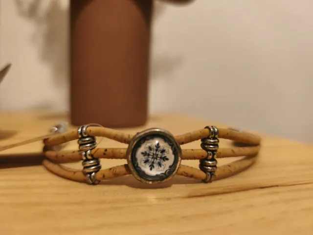Pulsera de corcho con detalle central