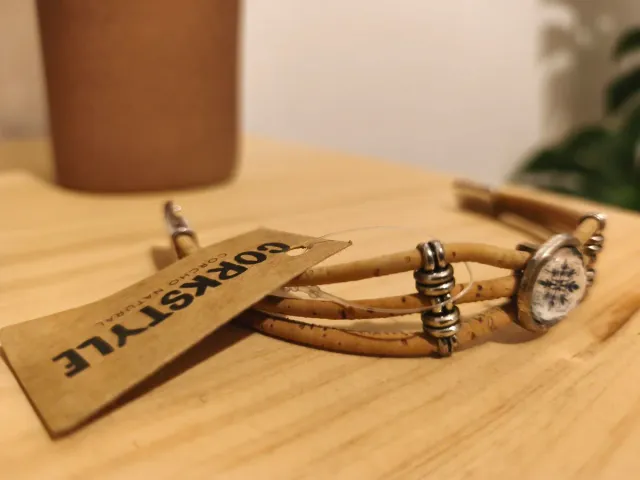 Pulsera de corcho con detalle central