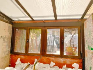 Ventanas aluminio bronce abatibles con persiana