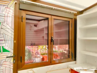 Ventanas aluminio bronce abatibles con persiana
