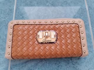 Cartera Guess con tejido trenzado marrón