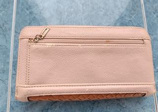 Cartera Guess con tejido trenzado marrón