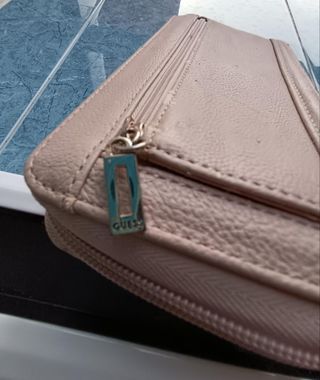 Cartera Guess con tejido trenzado marrón