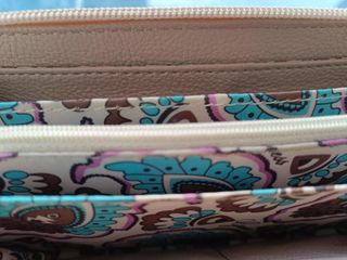 Cartera Guess con tejido trenzado marrón