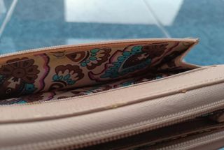 Cartera Guess con tejido trenzado marrón