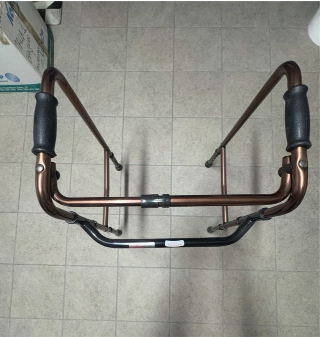 Deambulatore pieghevole per adulti