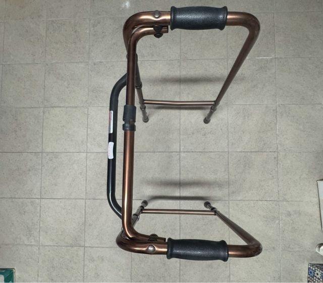 Deambulatore pieghevole per adulti