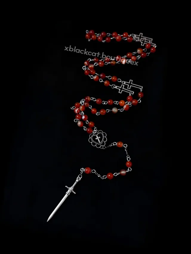 Collana rosario con spade e croci