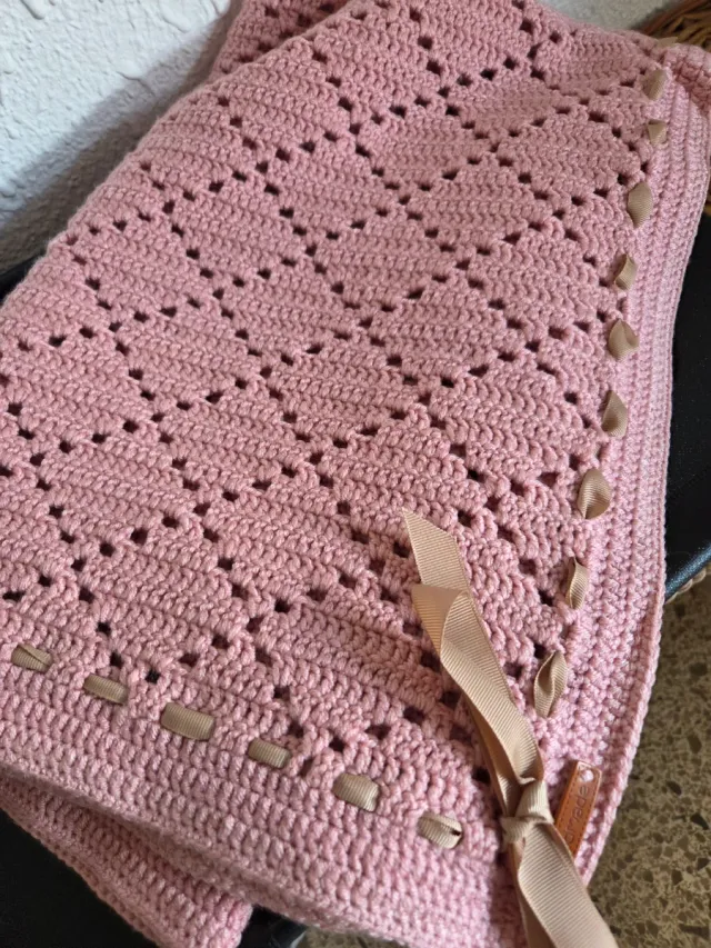 Manta de bebé tejida a mano rosa