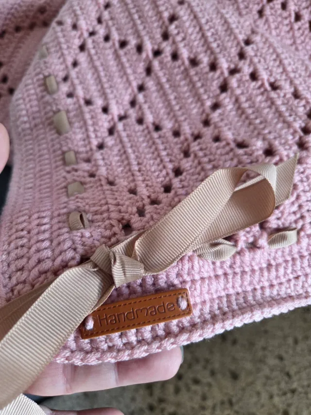 Manta de bebé tejida a mano rosa