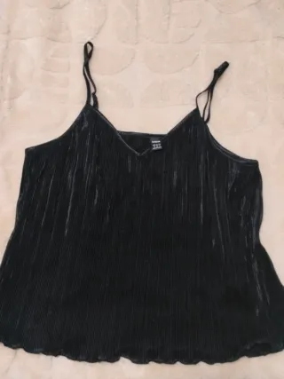 Top negro plisado con tirantes