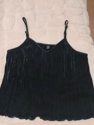 Top negro plisado con tirantes