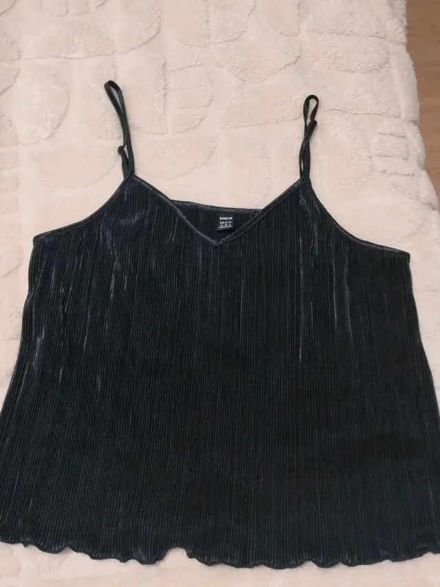 Top negro plisado con tirantes