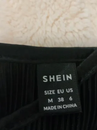 Top negro plisado con tirantes