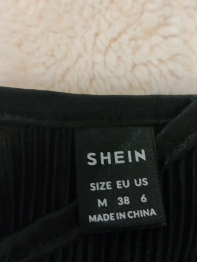 Top negro plisado con tirantes