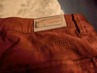 Pantalones vaqueros granates