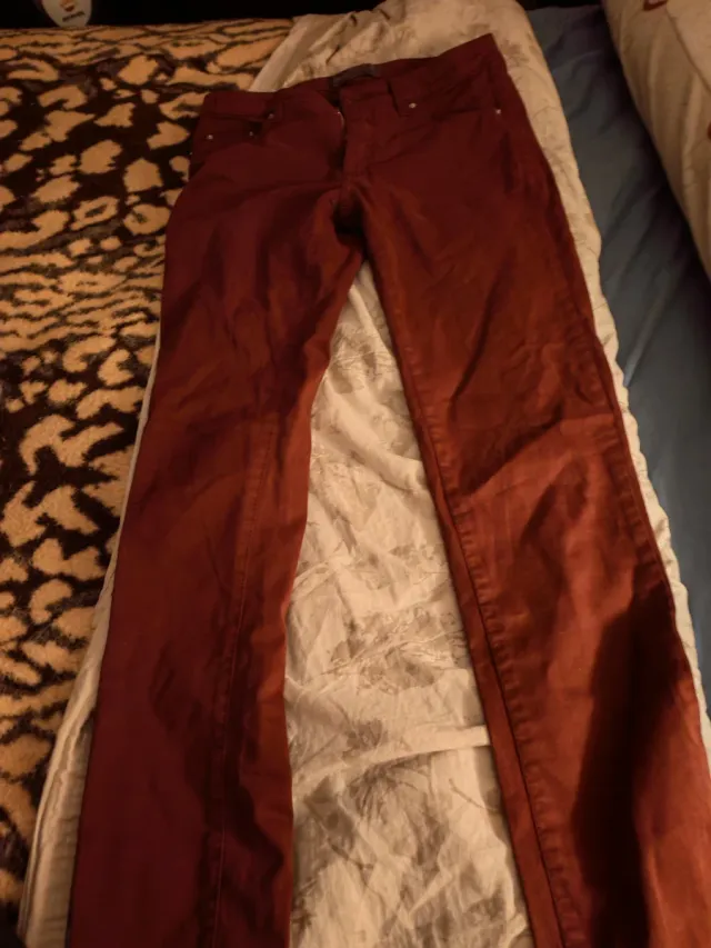 Pantalones vaqueros granates