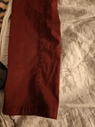 Pantalones vaqueros granates