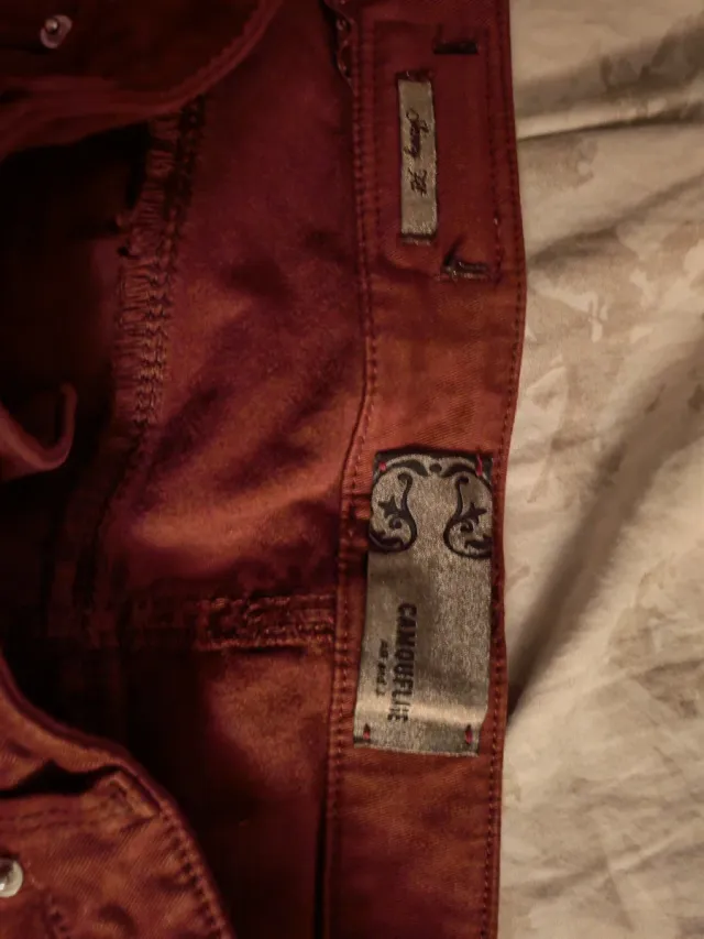 Pantalones vaqueros granates