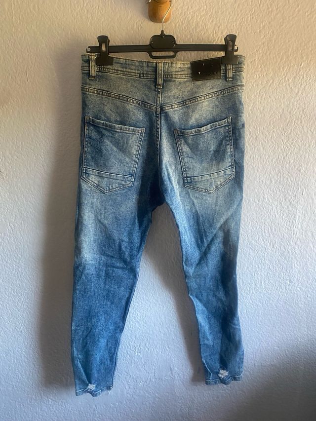 Pantalón vaquero desgastado azul