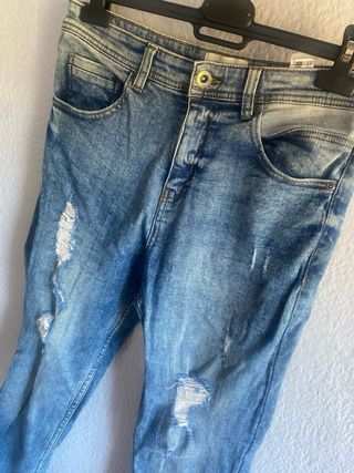 Pantalón vaquero desgastado azul