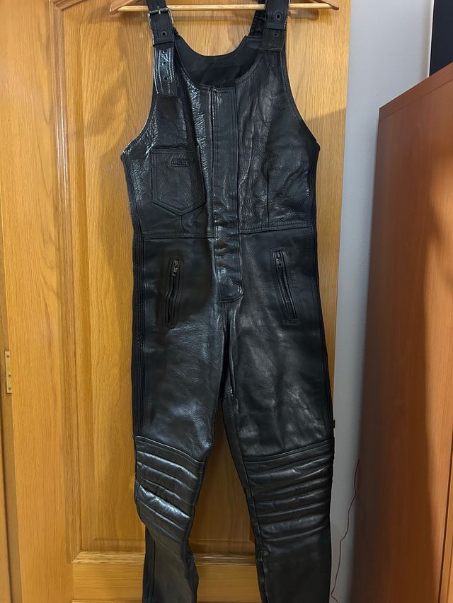 Mono de cuero negro + chaqueta de cuero