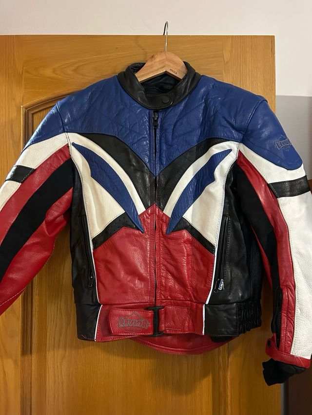 Mono de cuero negro + chaqueta de cuero