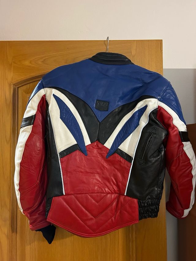 Mono de cuero negro + chaqueta de cuero