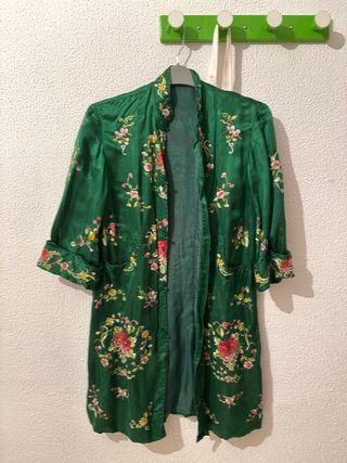 Bata de seda verde bordada flores