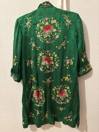 Bata de seda verde bordada flores