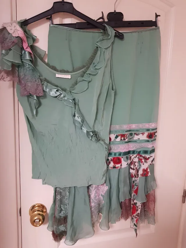 Conjunto falda y top verde con volantes