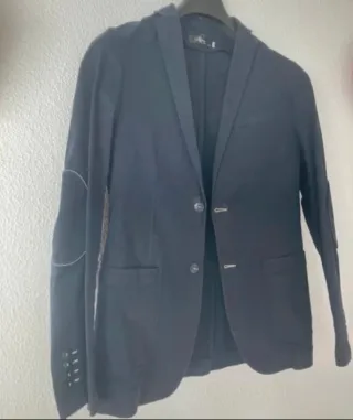 Chaqueta azul con coderas