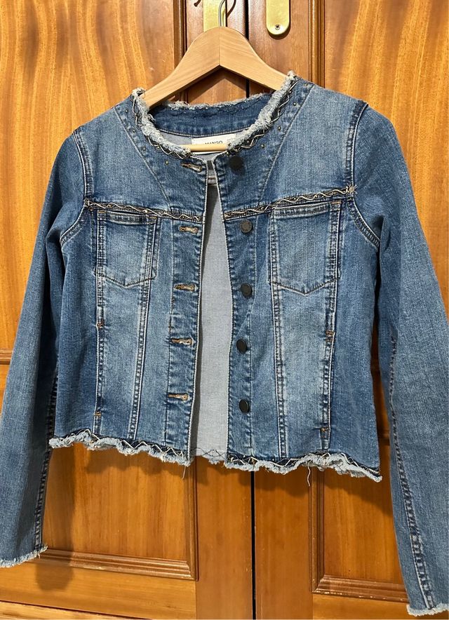 Chaqueta vaquera Mango con abalorios