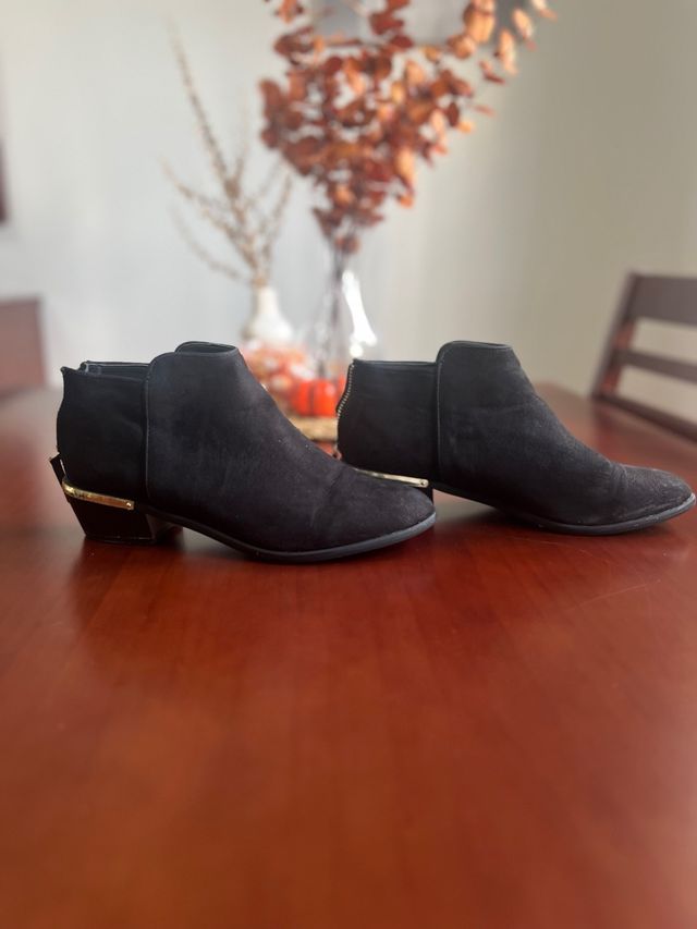 Botines negros con detalle dorado