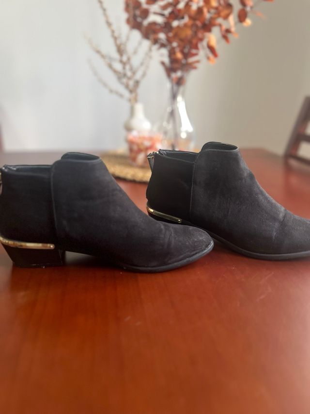 Botines negros con detalle dorado