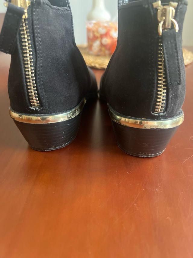 Botines negros con detalle dorado