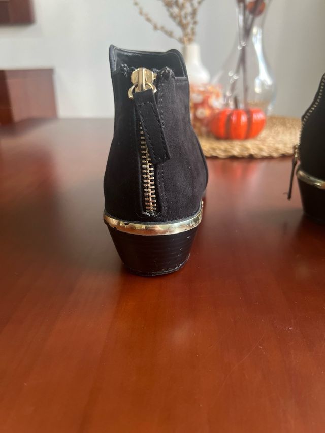 Botines negros con detalle dorado