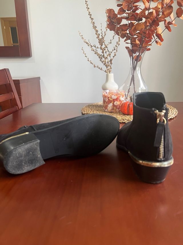Botines negros con detalle dorado