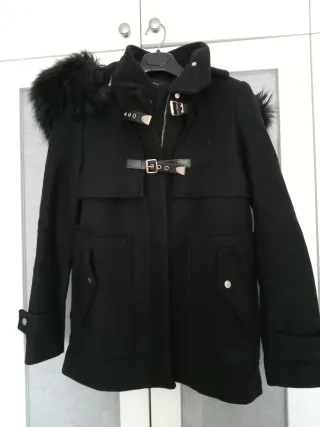 Chaquetón negro Zara con capucha y pelo