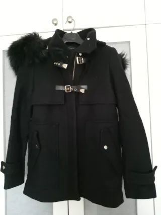 Chaquetón negro Zara con capucha y pelo