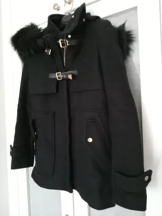 Chaquetón negro Zara con capucha y pelo