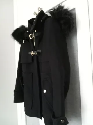 Chaquetón negro Zara con capucha y pelo