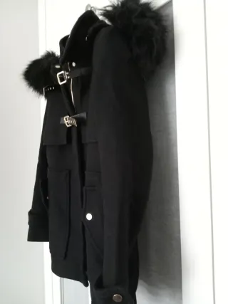 Chaquetón negro Zara con capucha y pelo