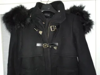 Chaquetón negro Zara con capucha y pelo