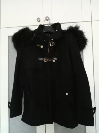 Chaquetón negro Zara con capucha y pelo