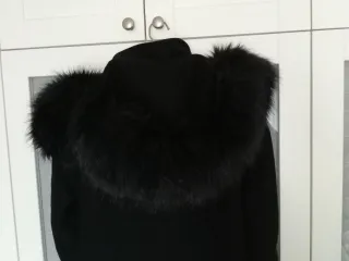 Chaquetón negro Zara con capucha y pelo