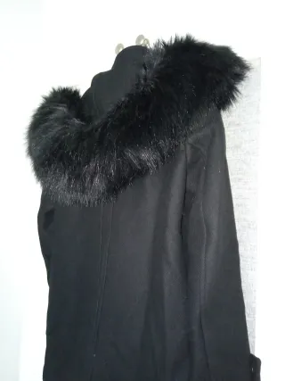 Chaquetón negro Zara con capucha y pelo