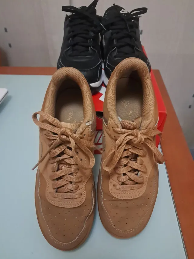 Lote 2 pares zapatillas Nike negras y marrones