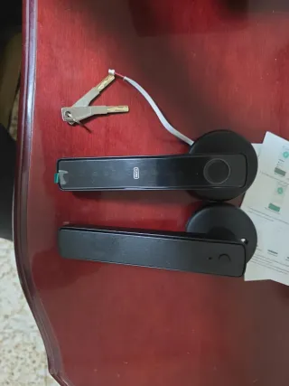 Cerradura inteligente negra