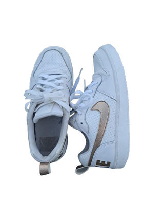 Zapatillas Nike blancas detalles dorados